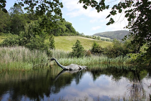 scotland-2647221_1280- lochnessmonster.jpg