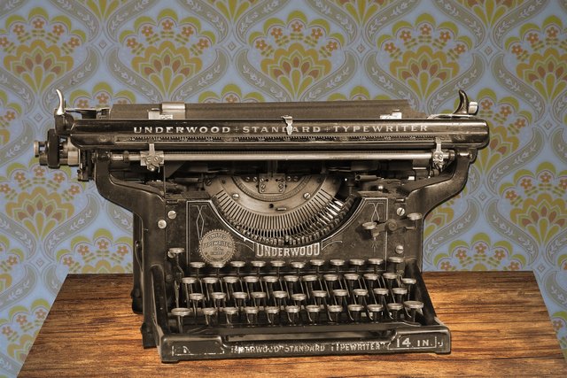 typewriter-875310_1920.jpg