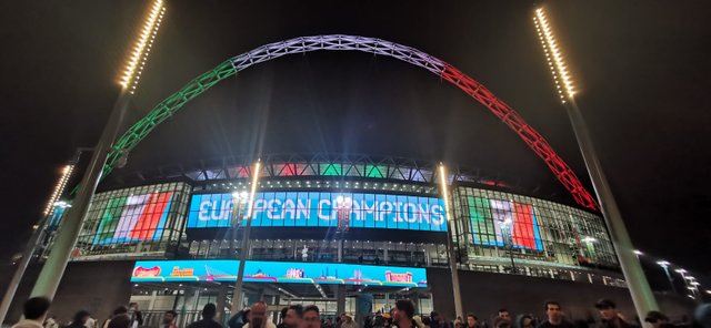 London_Wembley_stadium_with_Italian_flag.jpg