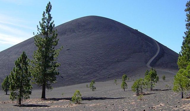 800px-Cinder_Cone_in_Lassen_VNP-1200px.JPG