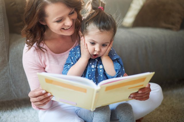 madre-e-hija-leyendo-libro.jpg