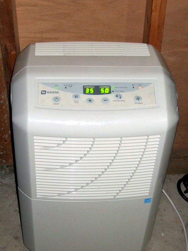 675px-Maytag_dehumidifier1.jpg