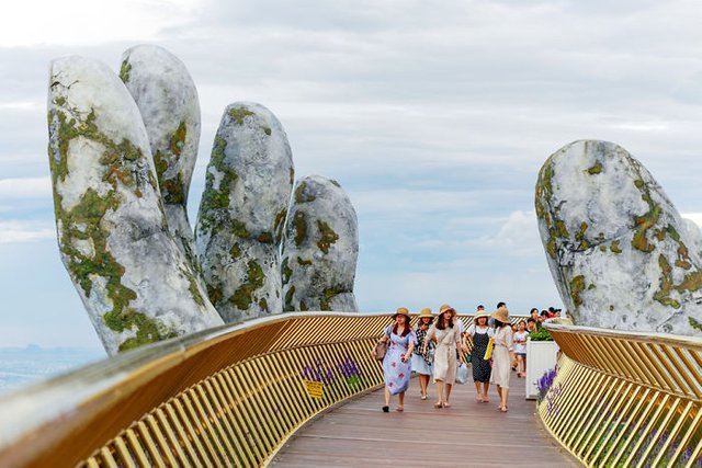breathtaking-see-the-golden-bridge-in-vietnam-that-the-whole-world-is-talking-about-photos-6.jpg