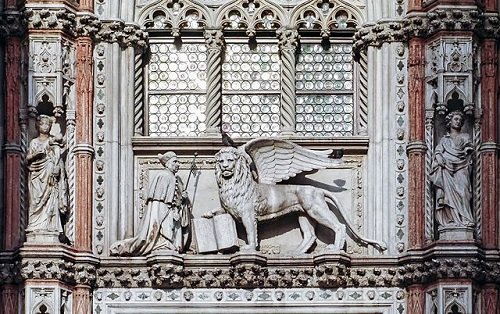 640px-Palazzo_Ducale_(Venice)_-_Porta_della_carta_-_Doge_Francesco_Foscari.jpg