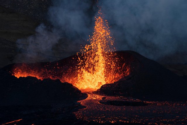 volcano-7396466_1280.jpg