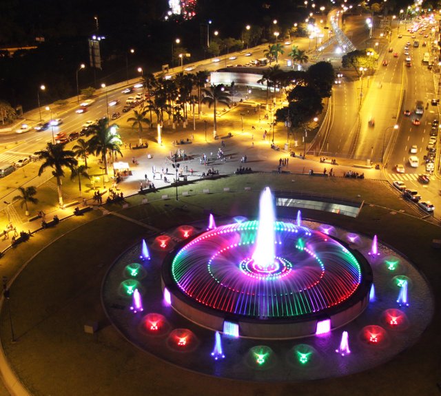 Fuente-Plaza-Venezuela-nocturna.JPG