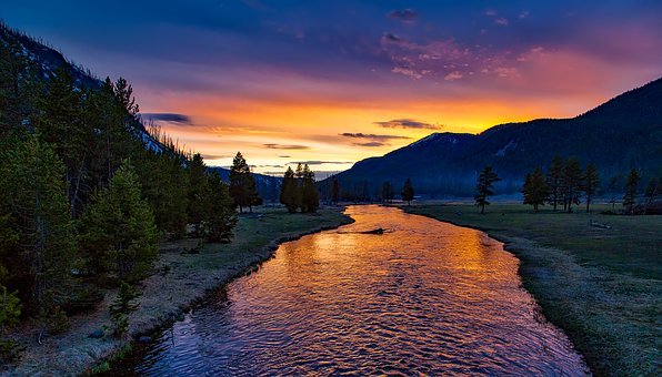 yellowstone-national-park-1589616__340.jpg