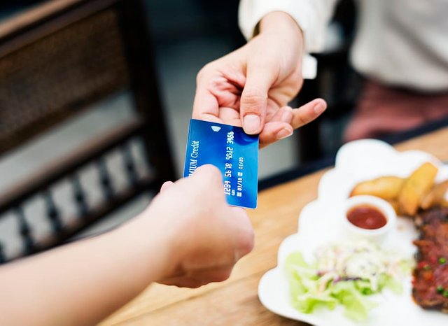 banking-card-credit-card-cuisine.jpg