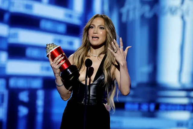 jennifer-lopez-supermodel-nails-mtv-movie-tv-awards (1).webp