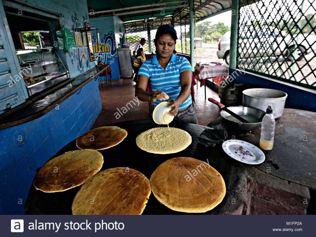 maturin-monagas-venezuela-el-8-de-diciembre-de-2012-diciembre-09-2012-una-mujer-aguas-la-masa-de-maiz-en-el-budare-para-hacer-...ur-n-estado-monagas-venezuela-foto-juan-carlos-hernandez-credito-juan-carlos-hernandez-zuma-alambre-alamy-live-news-m1fp2a.jpg