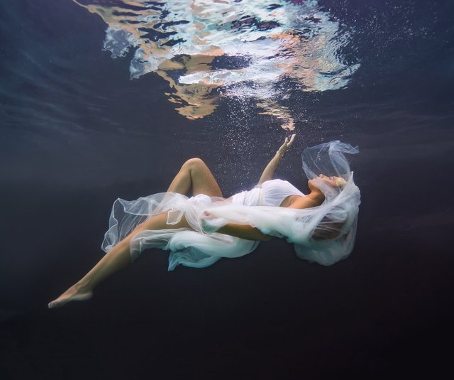 Underwater with Clara (1 of 5) - The Drowned Bride.jpg