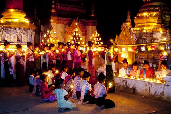 Burmese-girls-in-Thadingyut-Lights-Festival.jpg