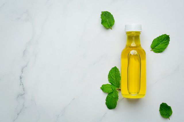 essential-oil-peppermint-bottle-with-fresh-green-peppermint.jpg