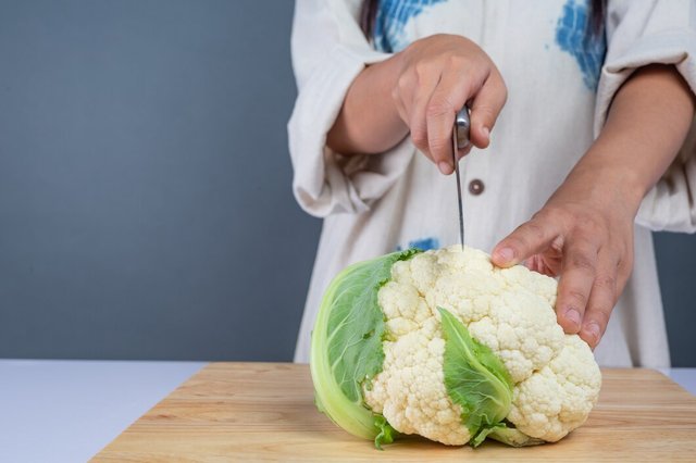 cauliflower-wooden-floor_1150-9733.jpg