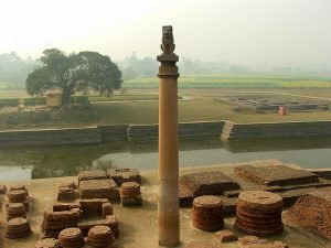 800px-Ashoka_pillar_at_Vaishali_Bihar_India-300x225.jpg