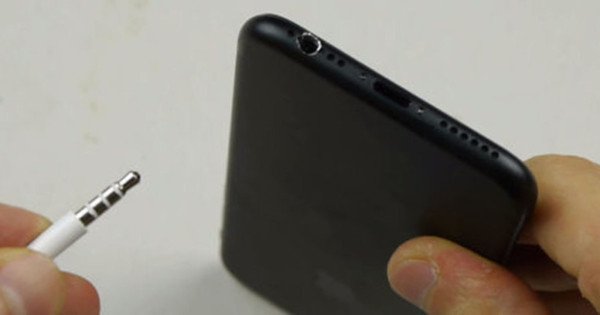 Владельцы-iPhone-7-повелись-на-розыгрыш-и-просверлили-в-новых-телефонах-дырку-для-наушников-3.jpg