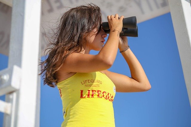 binoculars-6849600_640.jpg