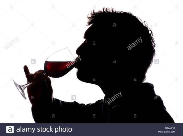 hombre-bebiendo-una-copa-de-vino-tinto-silueta-btamck.jpg