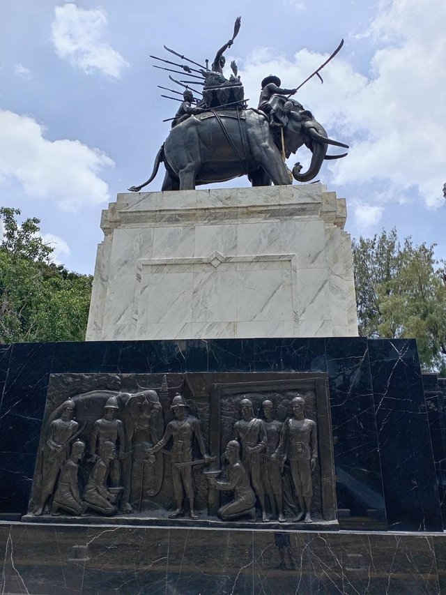 Don Chedi Royal Monument5.jpg
