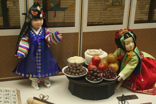 Korean_clothing-Hanbok_for_children-01.jpg