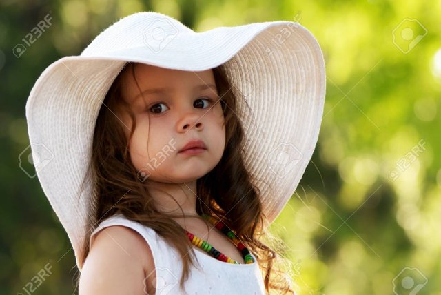 10778553-retrato-niña-en-el-sombrero.jpg