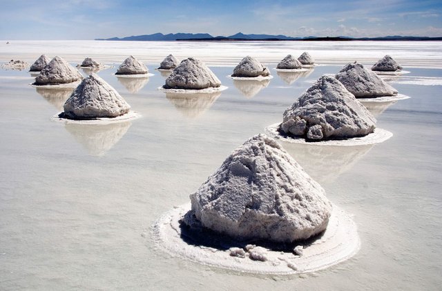 Piles_of_Salt_Salar_de_Uyuni_Bolivia_Luca_Galuzzi_2006_a-1600x1056.jpg