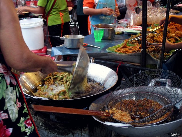 Market Friday fried breaded veggies mrt sutthisan Bangkok Thailand Weekend fitinfiun.jpg