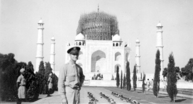 Protective_scaffolding_over_the_Taj_Mahal,_Agra,_India,_c._1943_(3687753113).jpg
