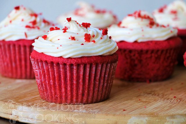 EyesClosedCooking-RedVelvetCupcakesCreamCheeseFrosting---01.jpg