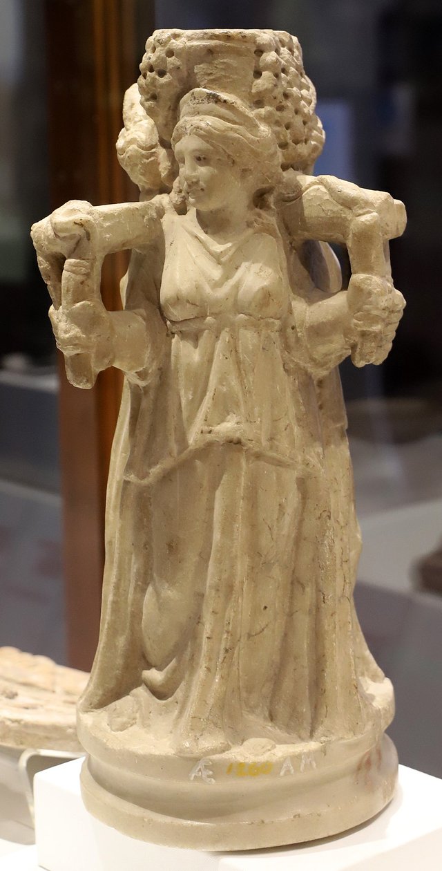 1024px-Statuetta_di_ecate,_in_marmo,_dalla_collezione_venuti,_I_secolo_dc.,_04.jpg