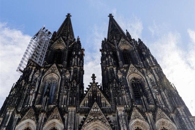 Blick-auf-das-Geruest-am-Nordturm-des-Doms-Foto-Rolf-538600o.jpg