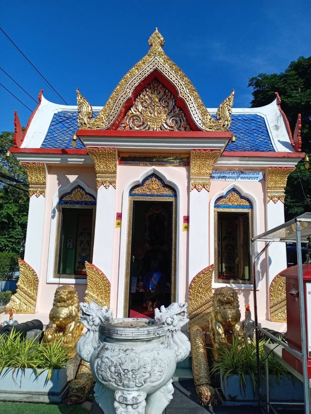 Shrine of King Taksin the Great7.jpg