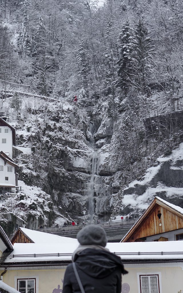 Hallstatt_Looking_To_The_Waterfall.jpg