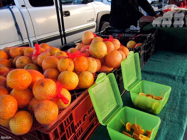 Oranges and eggs Coronado California farmers market fitinfun.jpg