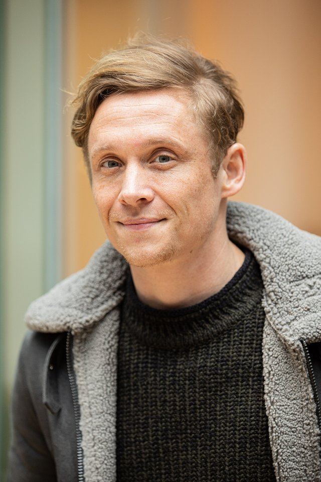 2048px-MJK_68833_Matthias_Schweighöfer_(Bayern-Empfang,_Berlinale_2020).jpg