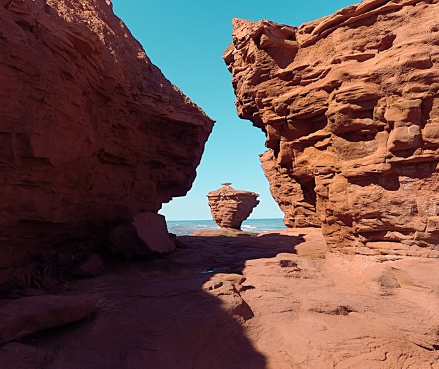 P9222484-prince-edward-island-thunder-cove-teapot-rock.jpg