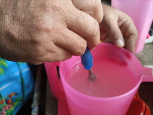 preparando jugo de limon batiendo 5.jpg