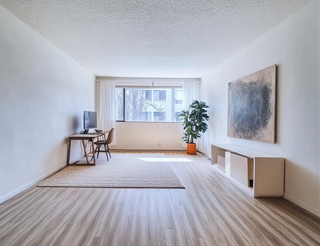 shenglu_89826_photo_of_living_room_with_large_painting_on_wall_.png
