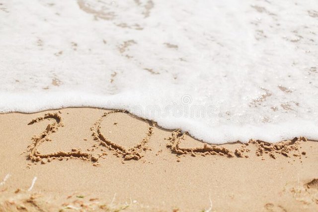 ¡adiós-ola-con-espuma-cubriendo-el-cartel-de-en-la-playa-arena-dejando-horrible-año-atrás-nuevo-bienvenida-198071885.jpg