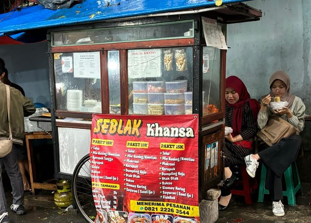 musim-hujan-pedagang-seblak-di-ciputat-diserbu-pembeli-05112024-175750.jpg