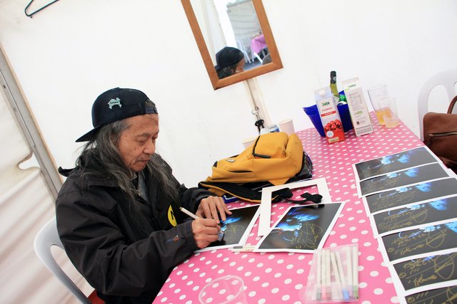 damo suzuki signs photos.jpg