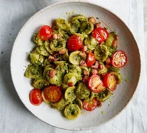 broccoli-pesto-pancetta-pasta-75e3452.webp