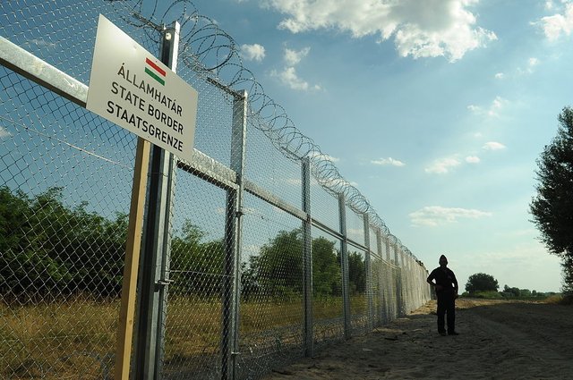 1024px-Hungarian-Serbian_border_barrier_1.jpg