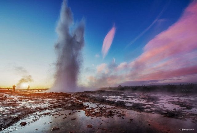 Strokkur-geyser-eruption-in-Iceland.jpg