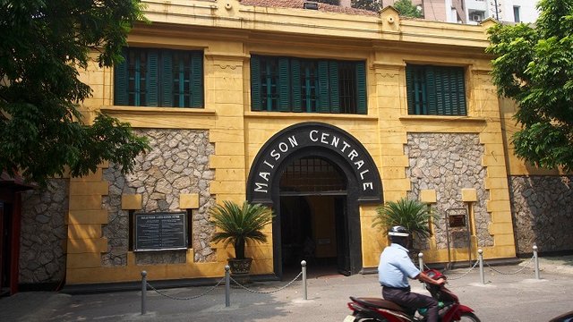 Hoa_Lo_Prison_aka_'Hanoi_Hilton'_(11827025123).jpg