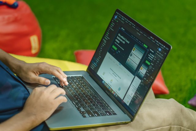 free-photo-of-closeup-of-a-man-using-laptop-on-a-lawn.jpeg