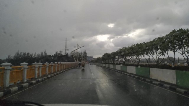 Hujan di jembatan lamnyong.jpg