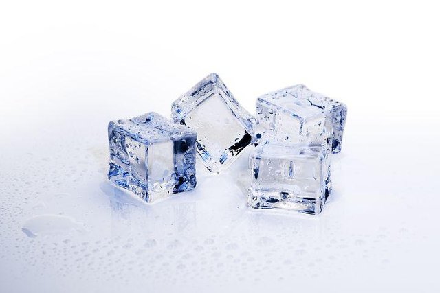 ice-cubes-3506782__480.jpg