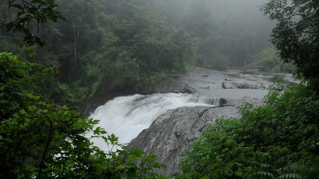 kanthanpara_waterfalls_wayanad20131031104922_558_1.jpg