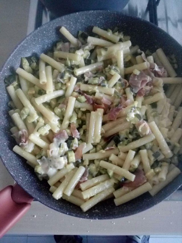 Pasta con crescenza prosciutto e verza.jpg